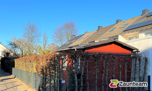 Doppelstabmatten schwer feuerverzinkt und anthrazit beschichtet mit Pfosten 60 x 40 mit Abdeckleisten einbetoniert wurde in Belm von Zaunteam Osnabrücker Land, Belm im Jahr 2022 erstellt.