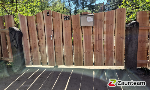 Holz Sichtschutztor 2-flüglig wurde in Freiburg im Breisgau von Zaunteam Breisgau, Waldkirch-Kollnau im Jahr 2026 erstellt.