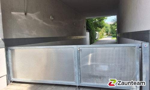 Fluegeltor Metall wurde in München von Zaunteam Ammersee, Hofstetten im Jahr 2025 erstellt.