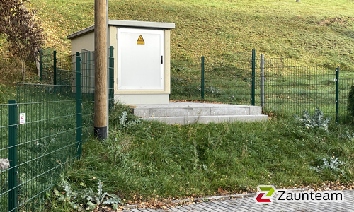 Doppelstabmatten leicht feuerverzinkt und grün beschichtet mit Pfosten Vario einbetoniert wurde in Chemnitz - Wittgensdorf von Zaunteam Mittelsachsen, Roßwein im Jahr 2025 erstellt.