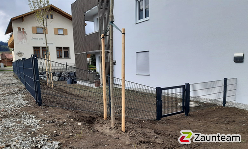Doppelstabmatten schwer feuerverzinkt und anthrazit beschichtet mit Pfosten 60 x 40 mit Abdeckleisten einbetoniert wurde in Wertach von Zaunteam Allgäu, Bad Hindelang - Unterjoch im Jahr 2022 erstellt.