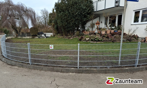 Doppelstabmatten schwer verzinkt mit Pfosten 40x60 verzinkt mit Abdeckleisten einbetoniert wurde in Ulm von Zaunteam Ulm, Lonsee im Jahr 2026 erstellt.