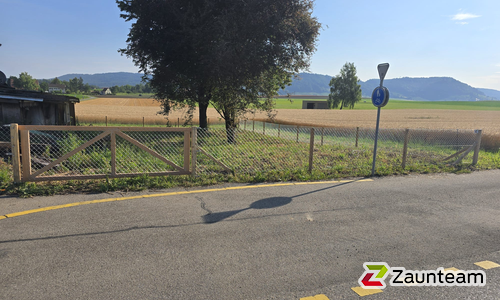Diagonalgeflecht verzinkt mit Robinienpfosten roh wurde in Etzwilen von Zaunteam Thurgau, Felben im Jahr 2025 erstellt.