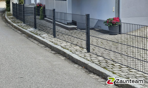 Doppelstabmatten schwer feuerverzinkt und anthrazit beschichtet mit Pfosten 60 x 40 mit Abdeckleisten einbetoniert wurde in Sankt Engelmar  von Zaunteam Regen, Regen im Jahr 2026 erstellt.