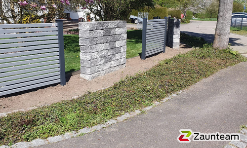Modern Aluzaun einbetoniert wurde in Syrgenstein von Zaunteam Ulm, Lonsee im Jahr 2026 erstellt.