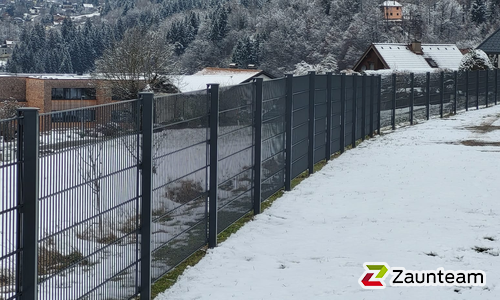 Doppelstabmatten schwer feuerverzinkt und anthrazit beschichtet mit Pfosten 60 x 40 mit Abdeckleisten einbetoniert wurde in Villach von Zaunteam Kärnten-Mitte, Arnoldstein im Jahr 2023 erstellt.
