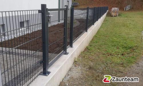 Doppelstabmatten schwer vorverzinkt und anthrazit beschichtet mit Pfosten 40x60 mit Abdeckleistenmit Fussplatte wurde in Senftenberg von Zaunteam Wienerwald, Unter-Oberndorf im Jahr 2019 erstellt.