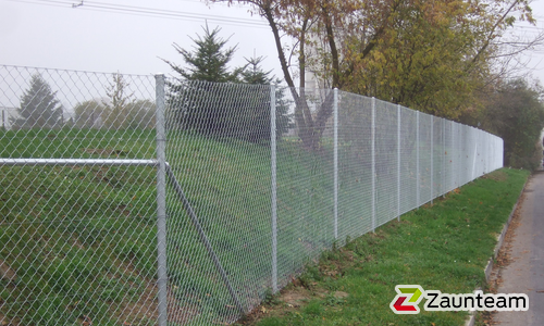 Ballfangzaun Diagonalgeflecht wurde in Ostrau von Zaunteam Mittelsachsen, Roßwein im Jahr 2017 erstellt.