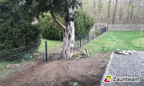 Doppelstabmatten leicht feuerverzinkt und anthrazit beschichtet mit Pfosten 60 x 40 mit Bügel einbetoniert wurde in Markkleeberg von Zaunteam Leipzig, Leipzig im Jahr 2021 erstellt.
